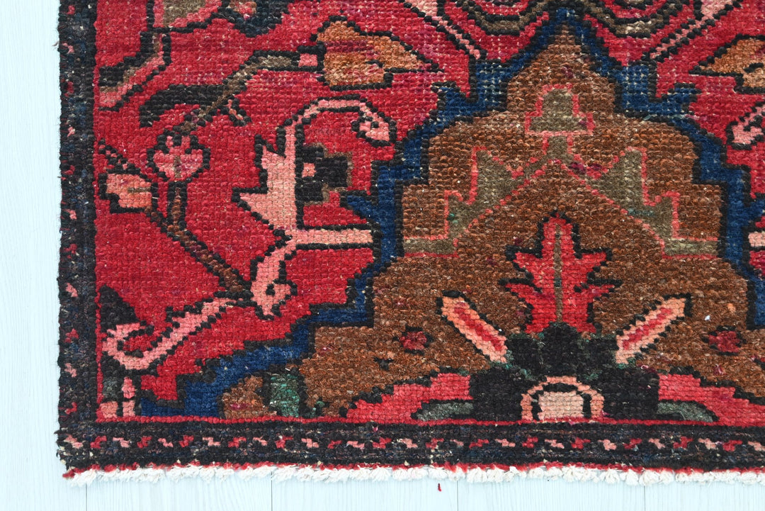 red Accent rug 2' 9" x 5' 10"
