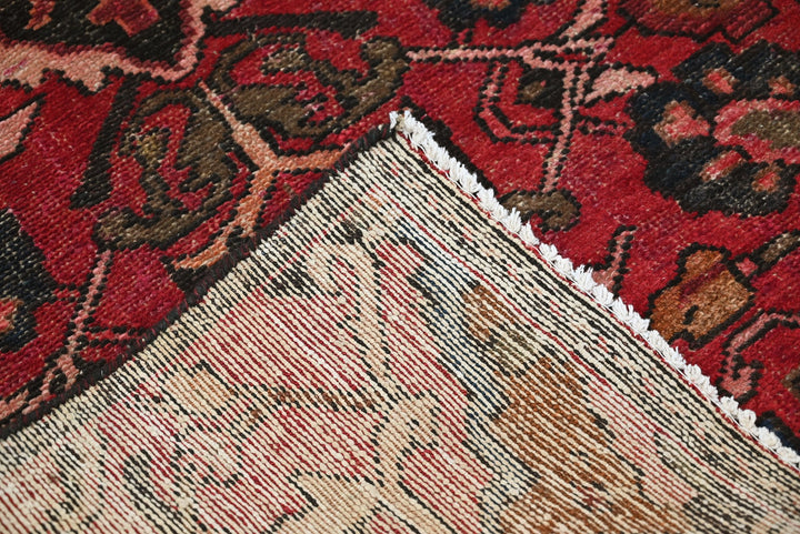 red Accent rug 2' 9" x 5' 10"