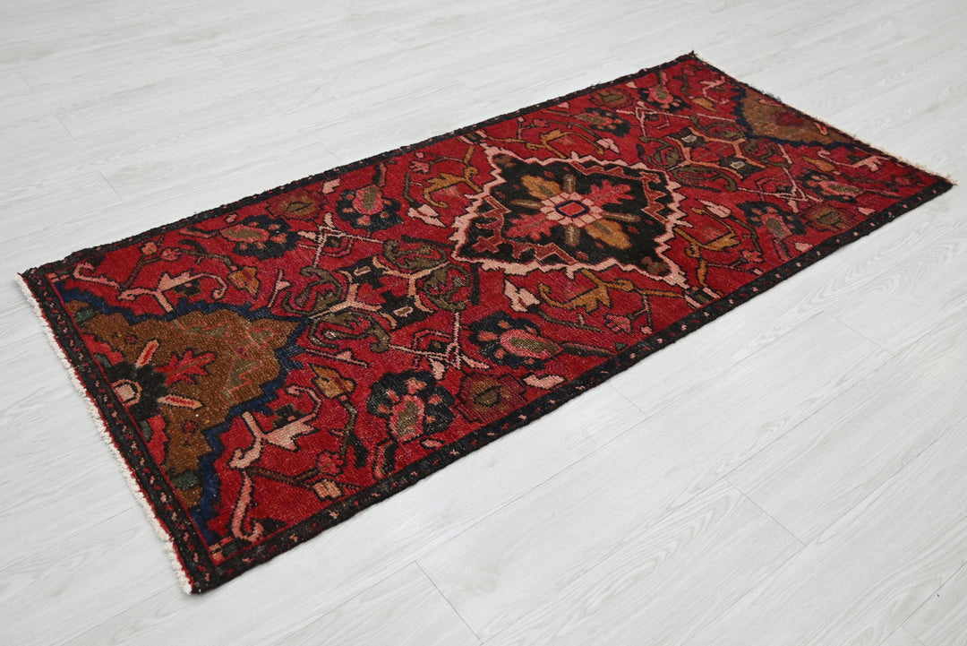 red Accent rug 2' 9" x 5' 10"