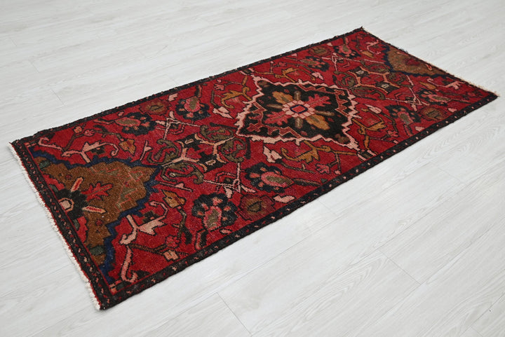 red Accent rug 2' 9" x 5' 10"