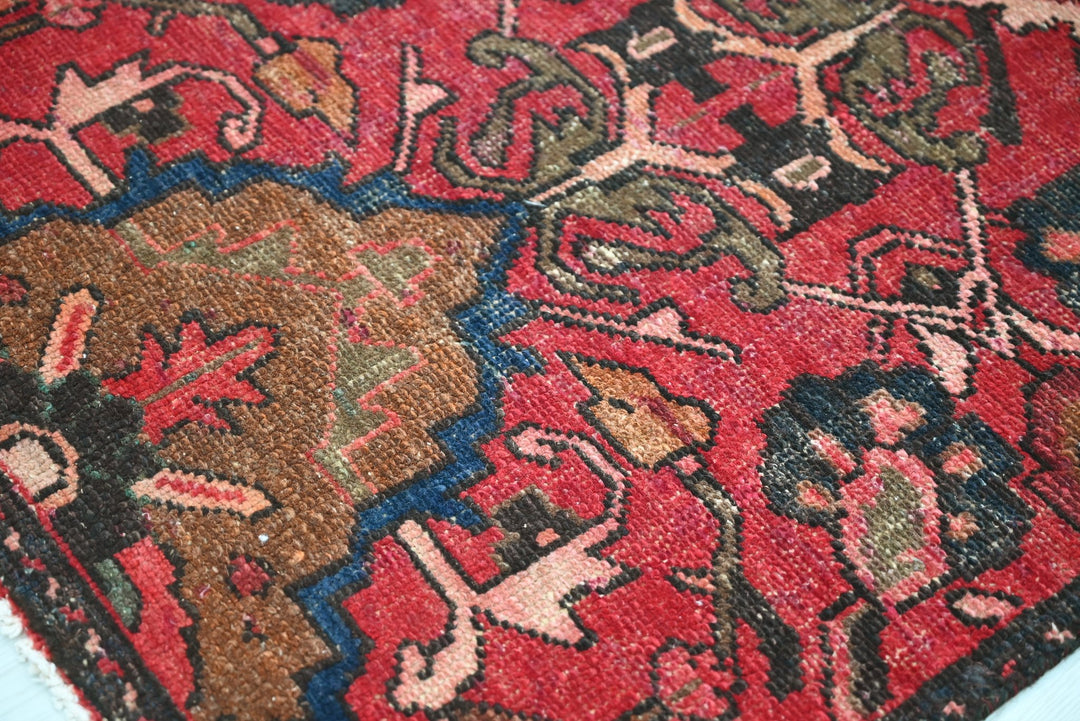 red Accent rug 2' 9" x 5' 10"
