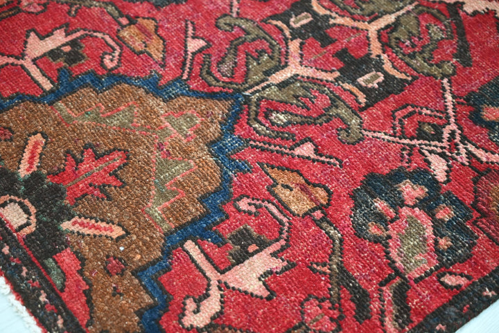 red Accent rug 2' 9" x 5' 10"