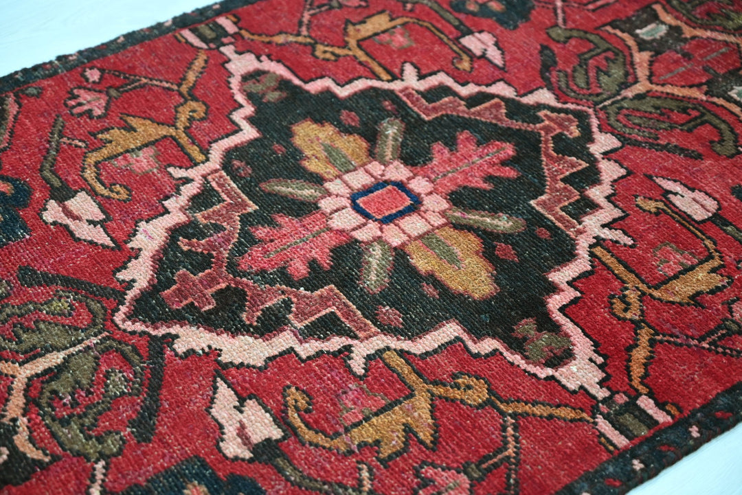 red Accent rug 2' 9" x 5' 10"