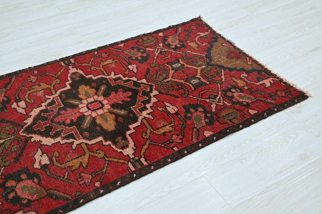 red Accent rug 2' 9" x 5' 10"
