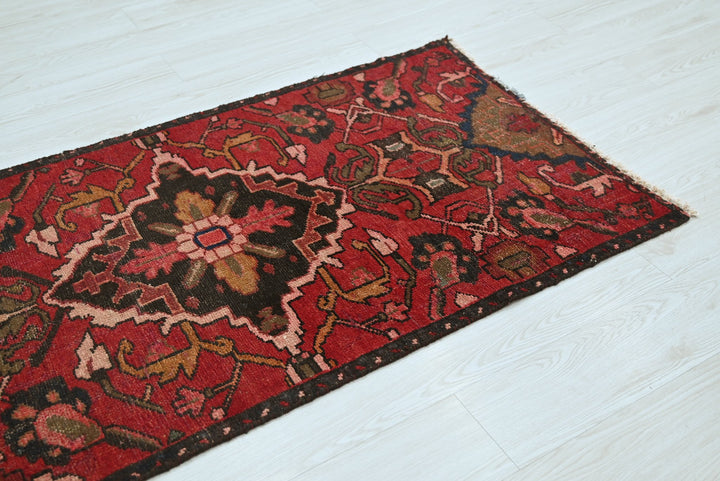red Accent rug 2' 9" x 5' 10"