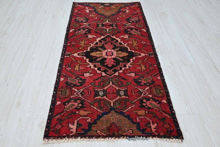 red Accent rug 2' 9" x 5' 10"