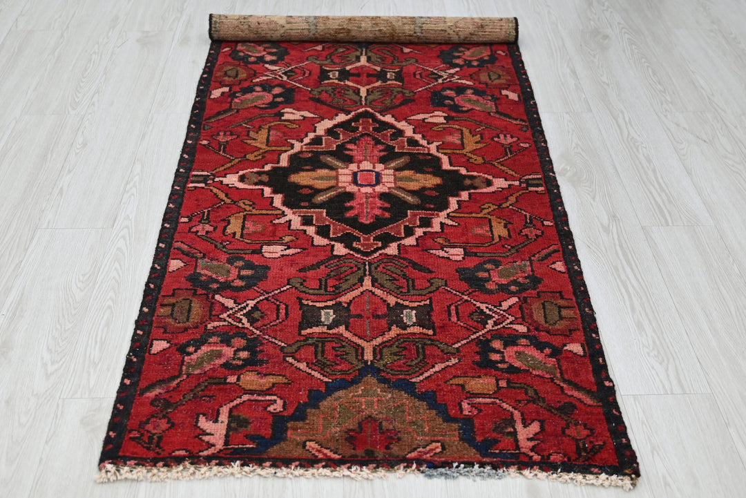 red Accent rug 2' 9" x 5' 10"