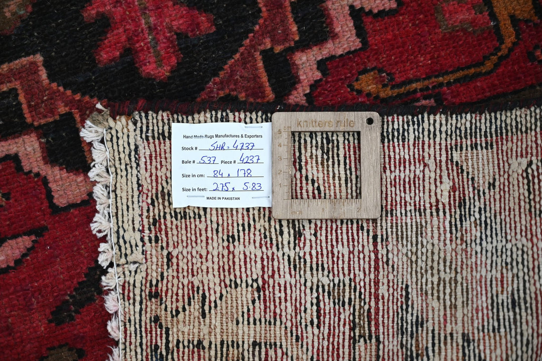 red Accent rug 2' 9" x 5' 10"