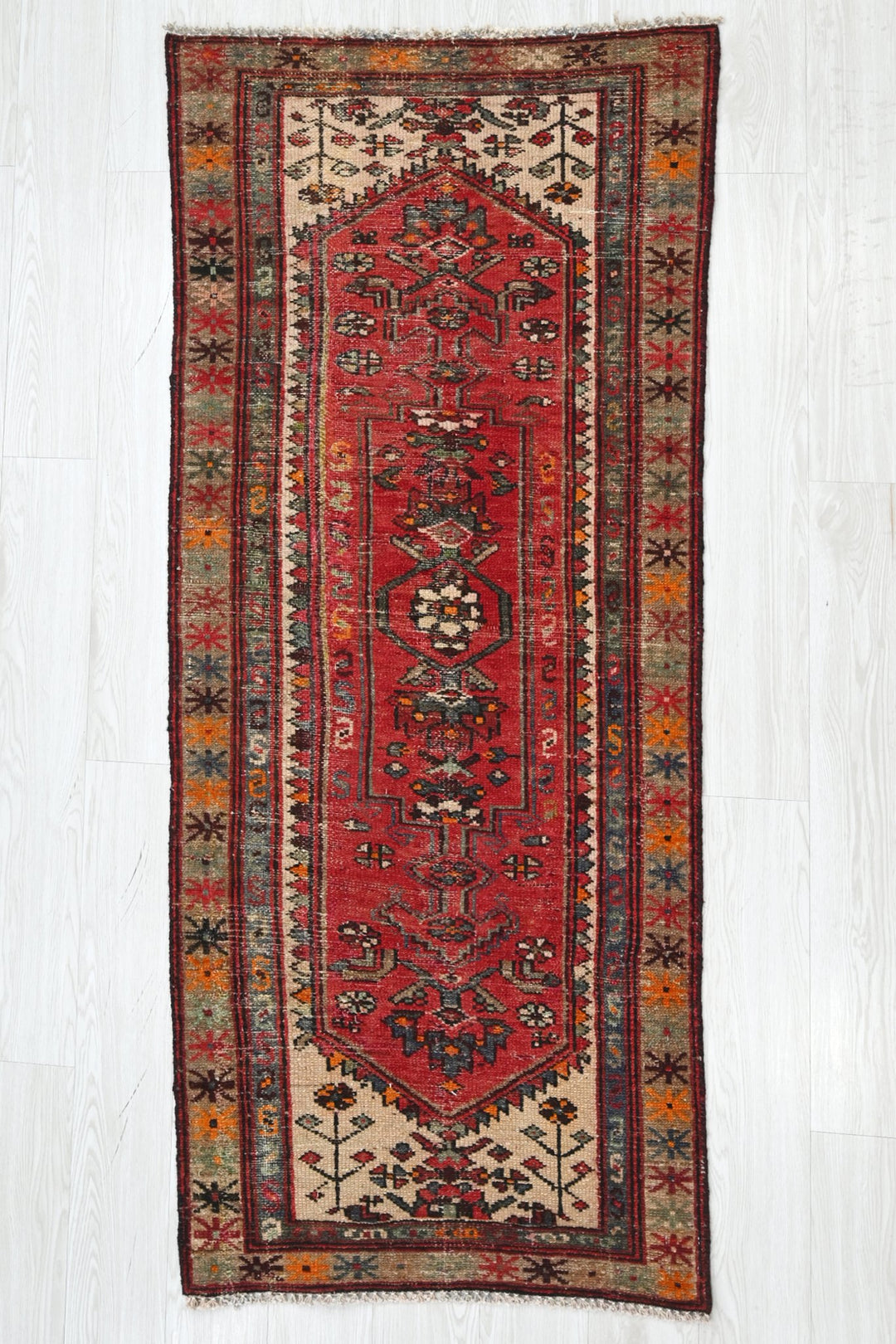 red Accent rug 2' 7" x 6' 0"
