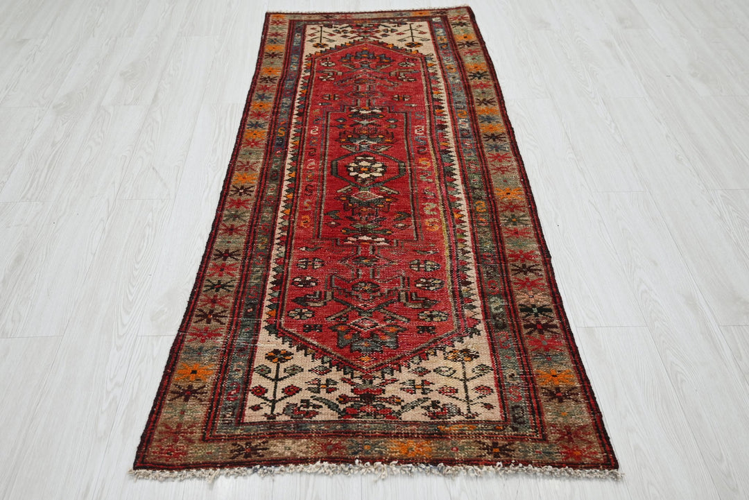 red Accent rug 2' 7" x 6' 0"