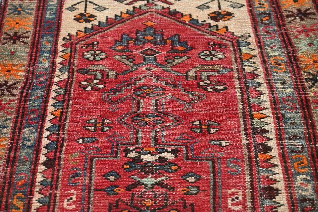 red Accent rug 2' 7" x 6' 0"
