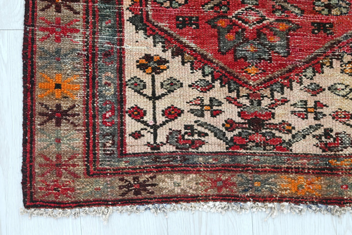 red Accent rug 2' 7" x 6' 0"