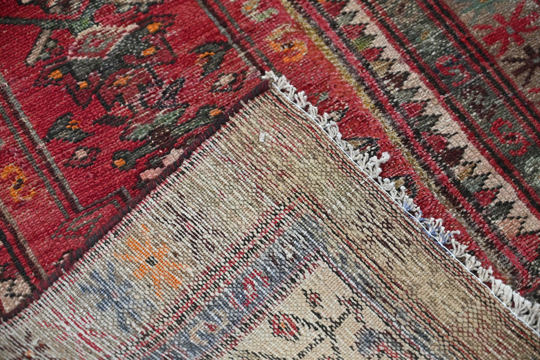 red Accent rug 2' 7" x 6' 0"
