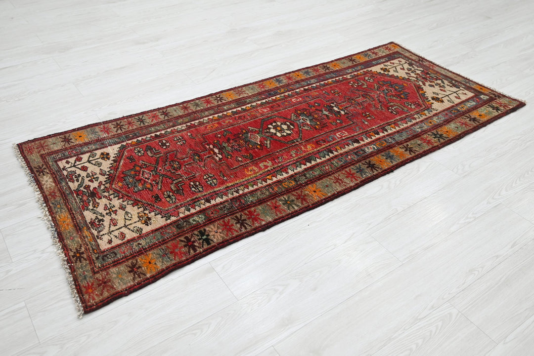 red Accent rug 2' 7" x 6' 0"