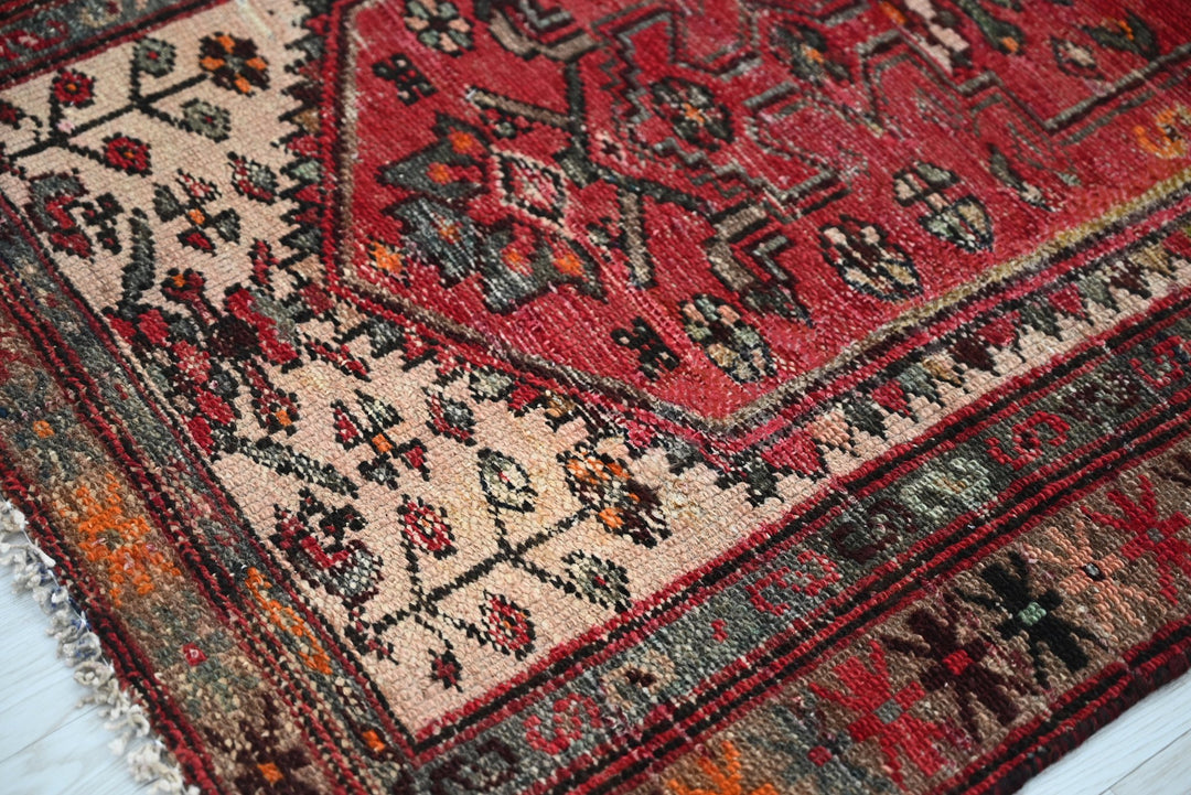 red Accent rug 2' 7" x 6' 0"