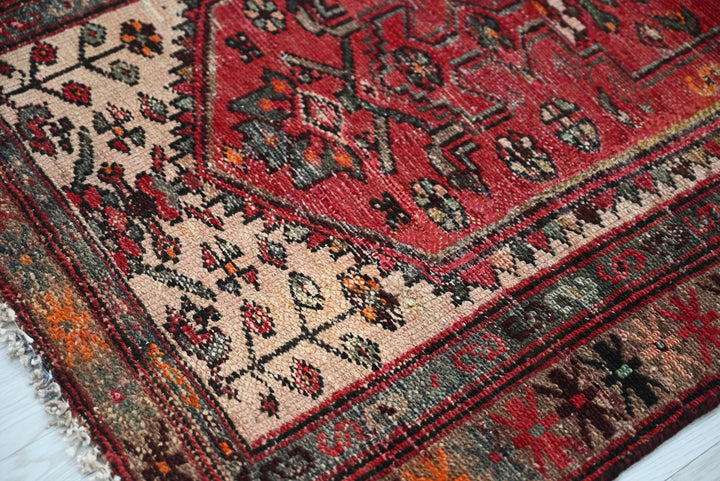 red Accent rug 2' 7" x 6' 0"