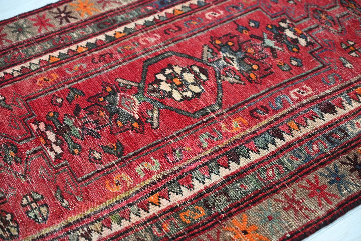 red Accent rug 2' 7" x 6' 0"