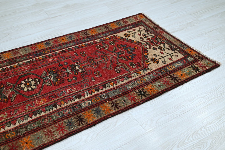red Accent rug 2' 7" x 6' 0"