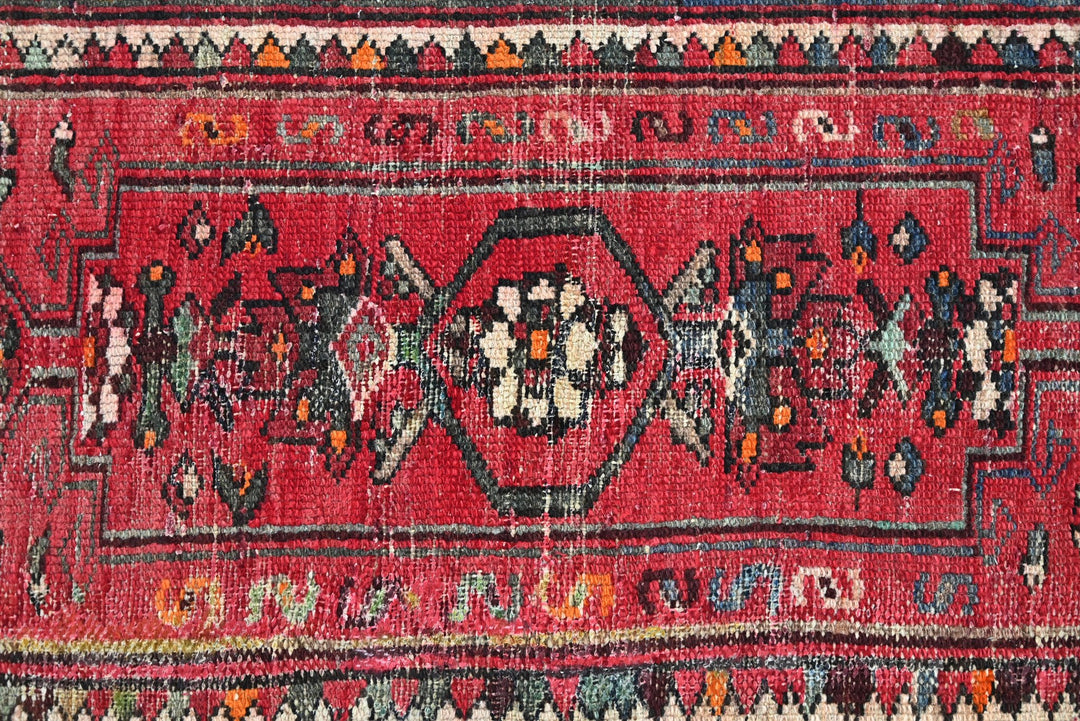 red Accent rug 2' 7" x 6' 0"