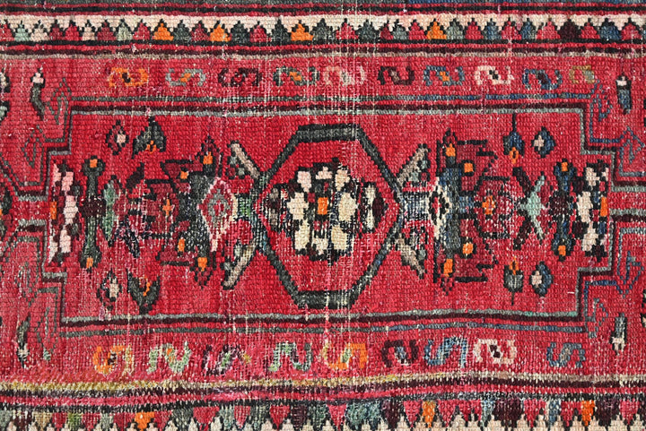 red Accent rug 2' 7" x 6' 0"
