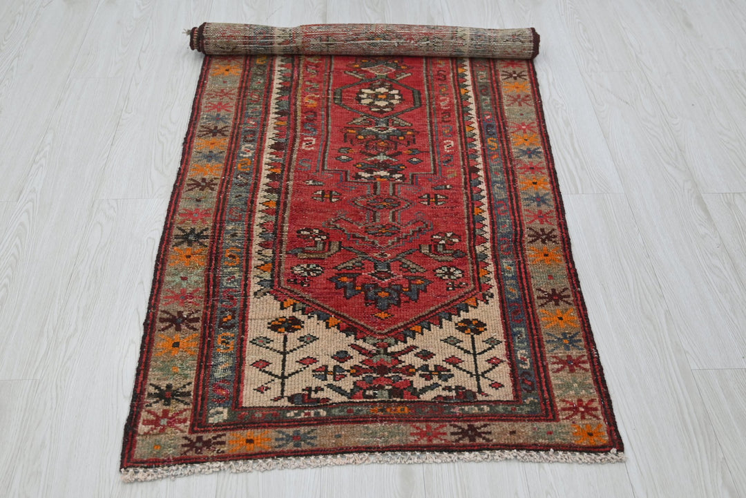 red Accent rug 2' 7" x 6' 0"