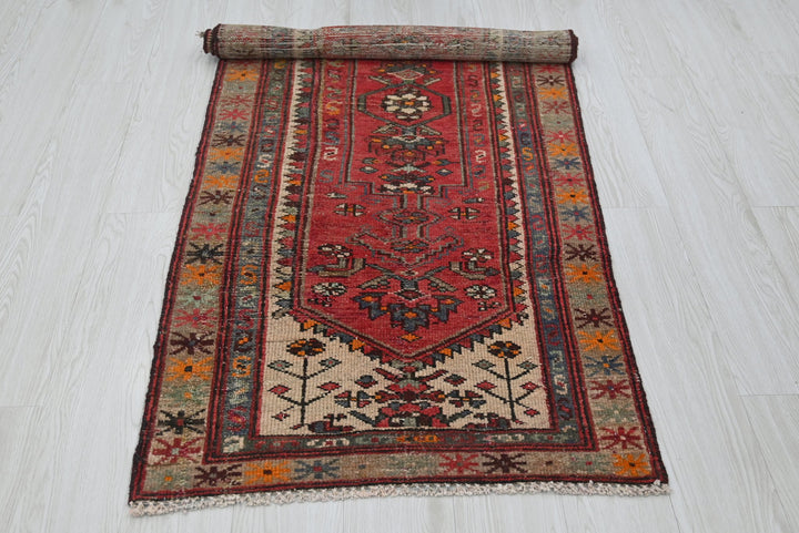 red Accent rug 2' 7" x 6' 0"