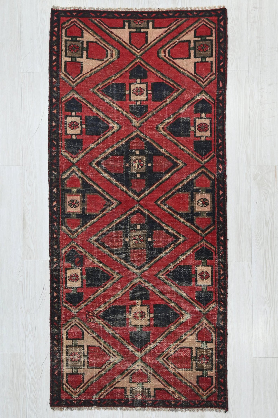 red Accent rug 2' 9" x 6' 3"