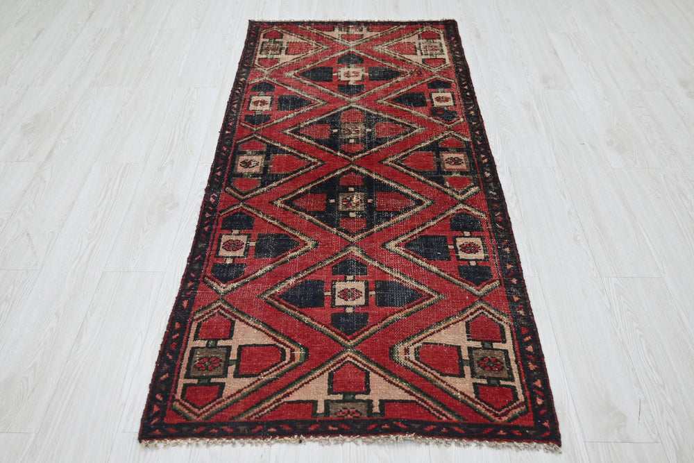 red Accent rug 2' 9" x 6' 3"