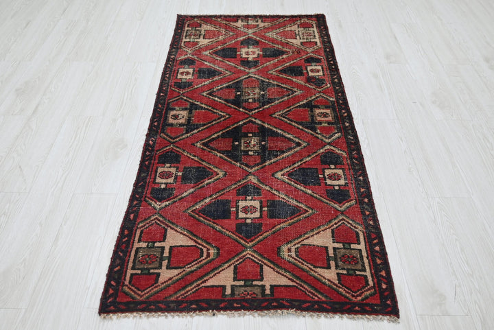 red Accent rug 2' 9" x 6' 3"