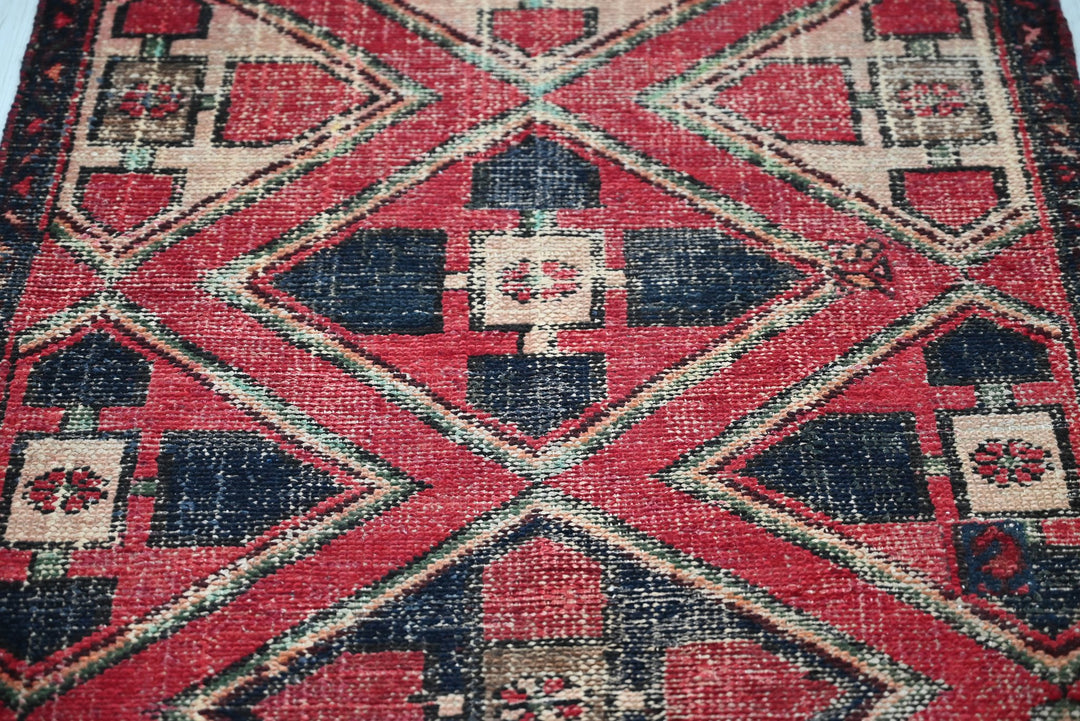 red Accent rug 2' 9" x 6' 3"