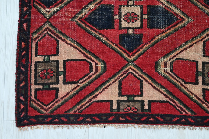 red Accent rug 2' 9" x 6' 3"