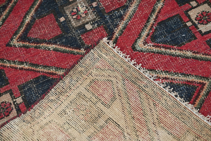 red Accent rug 2' 9" x 6' 3"