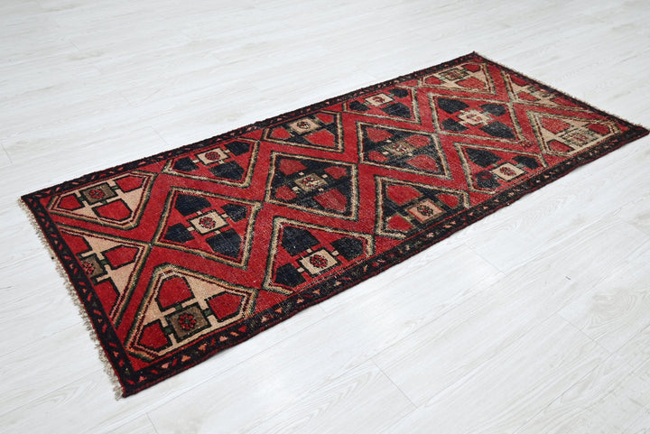 red Accent rug 2' 9" x 6' 3"