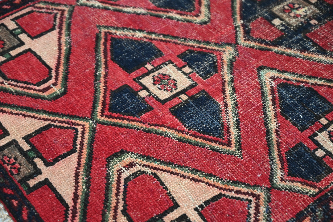 red Accent rug 2' 9" x 6' 3"