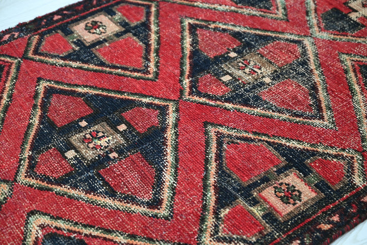 red Accent rug 2' 9" x 6' 3"