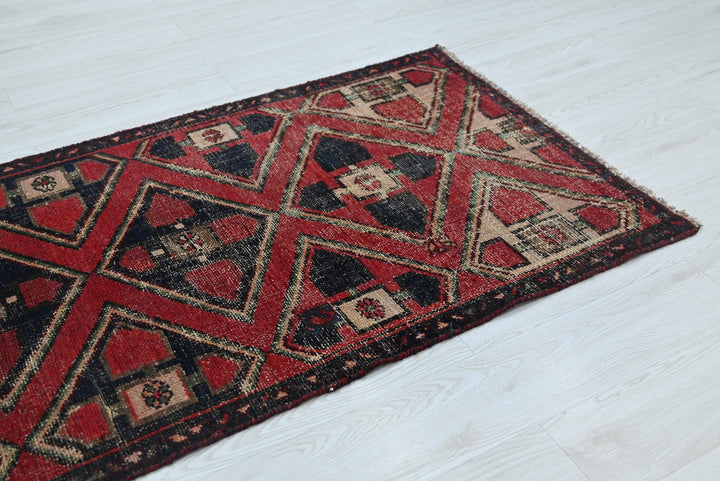 red Accent rug 2' 9" x 6' 3"
