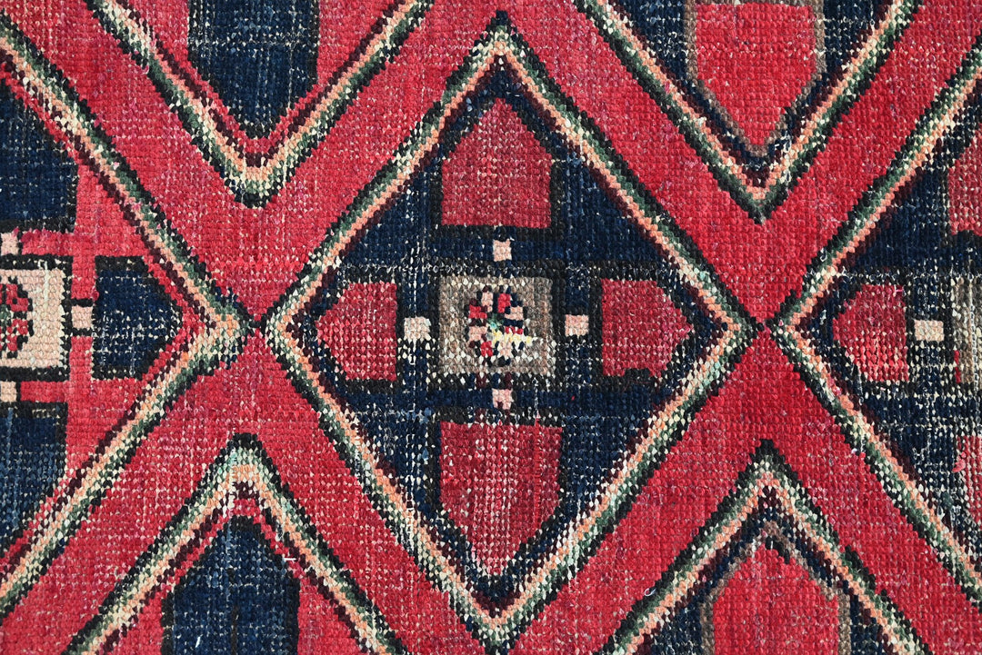 red Accent rug 2' 9" x 6' 3"