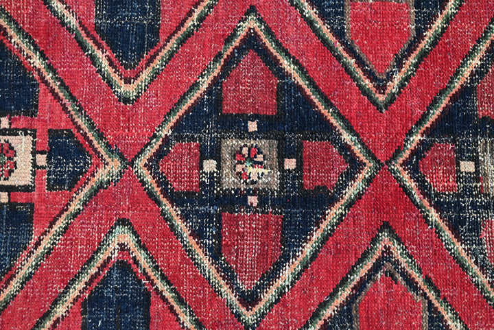 red Accent rug 2' 9" x 6' 3"