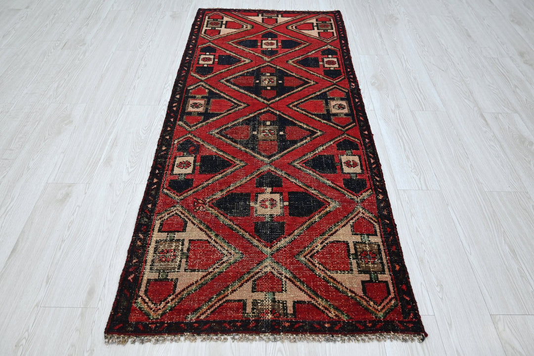 red Accent rug 2' 9" x 6' 3"