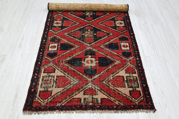 red Accent rug 2' 9" x 6' 3"