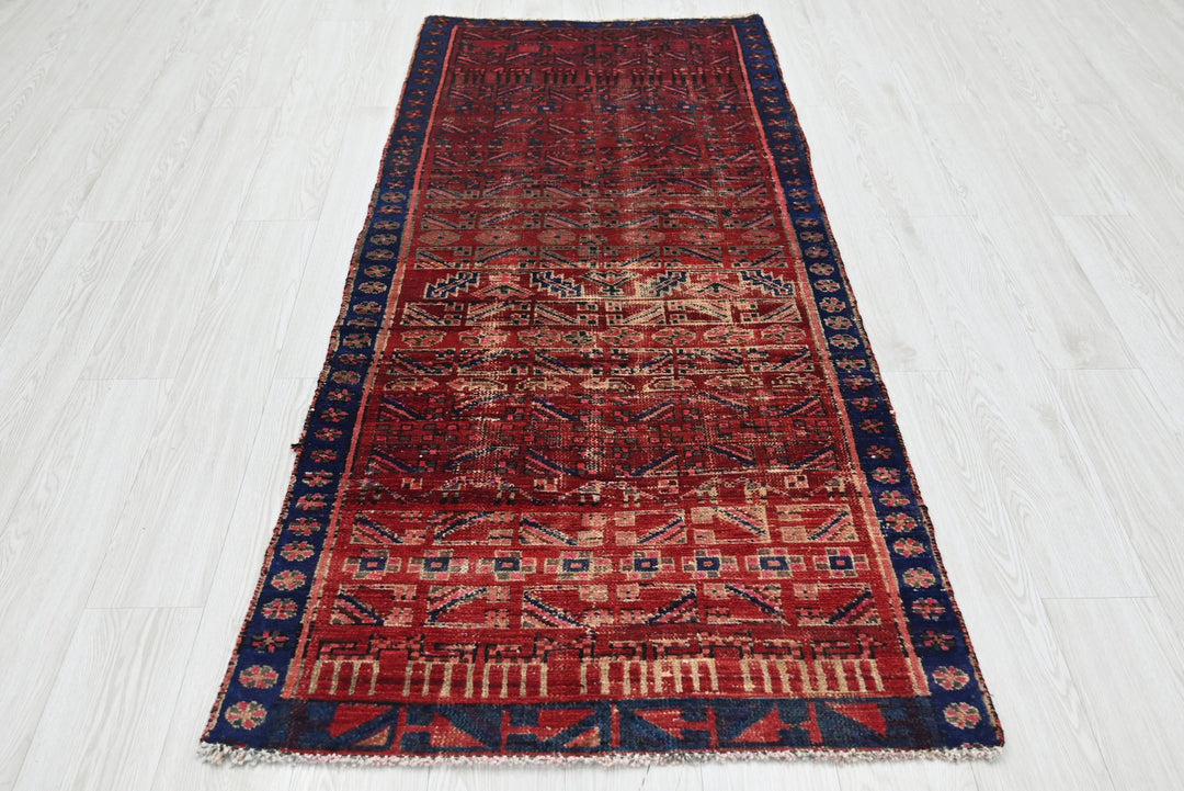 red Medium rug 2' 10" x 6' 8"