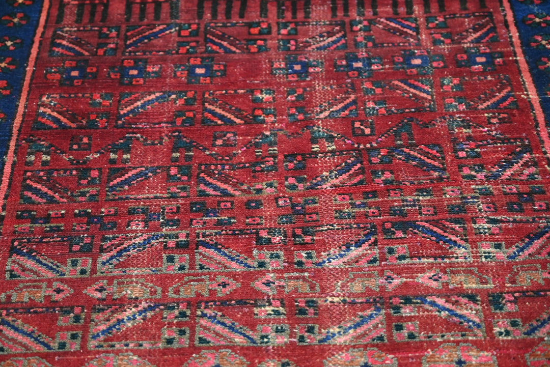 red Medium rug 2' 10" x 6' 8"