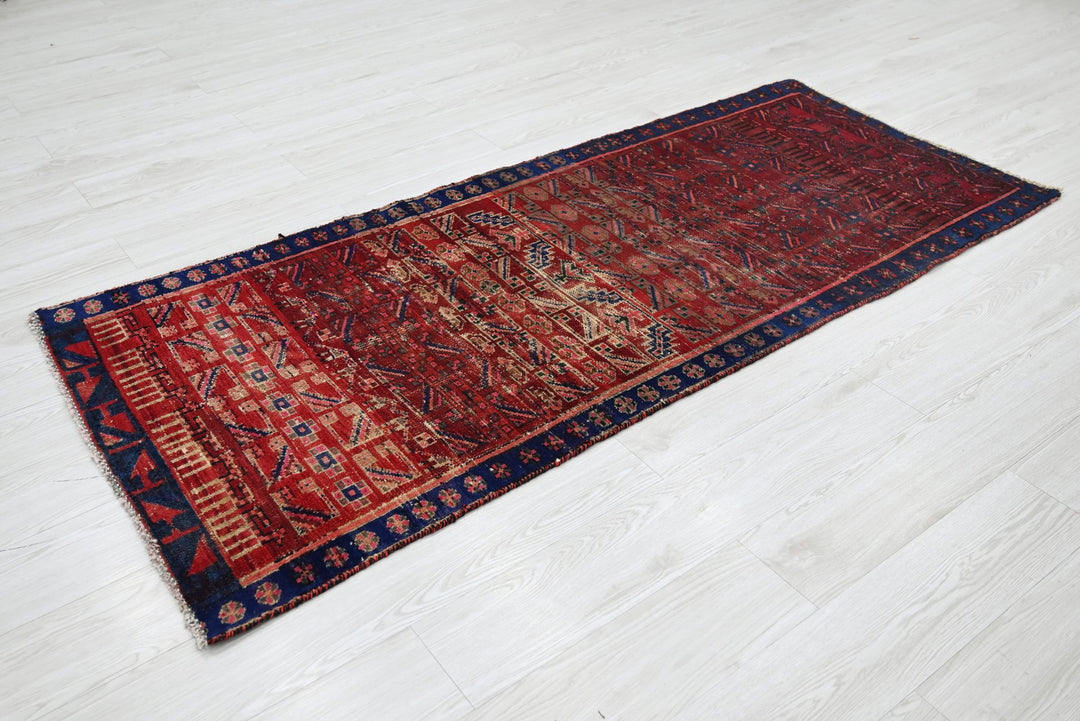 red Medium rug 2' 10" x 6' 8"