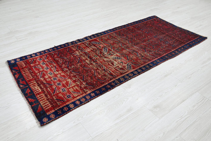 red Medium rug 2' 10" x 6' 8"