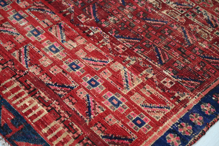 red Medium rug 2' 10" x 6' 8"