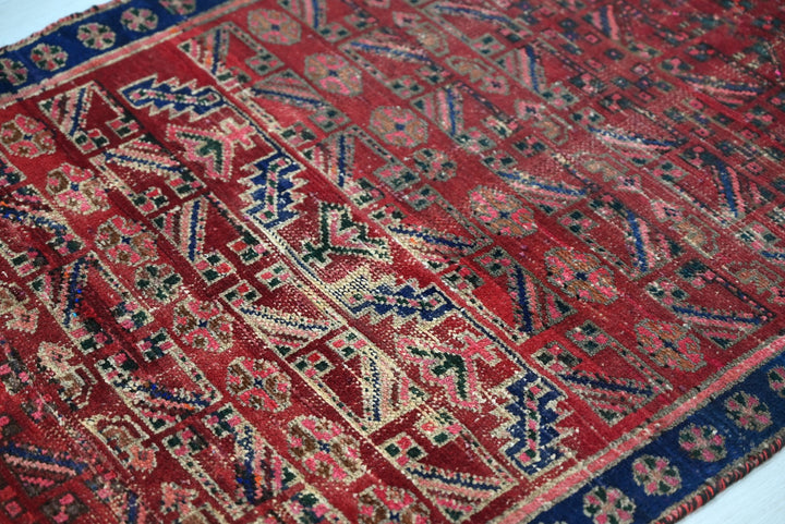 red Medium rug 2' 10" x 6' 8"