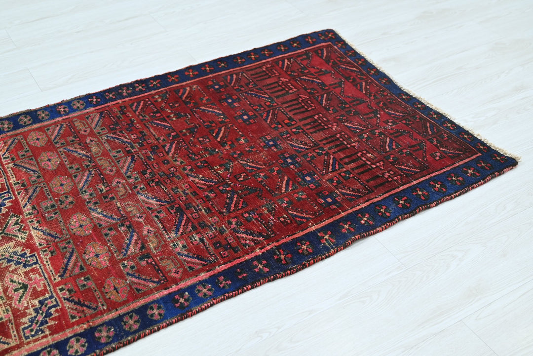 red Medium rug 2' 10" x 6' 8"