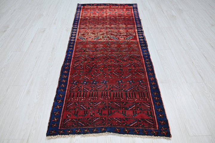 red Medium rug 2' 10" x 6' 8"