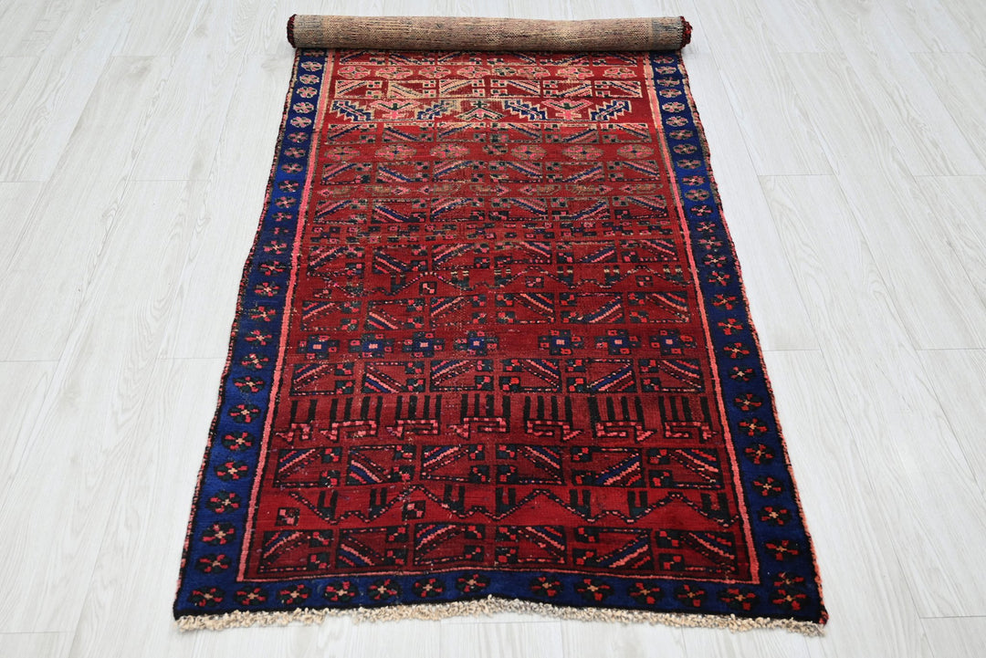 red Medium rug 2' 10" x 6' 8"