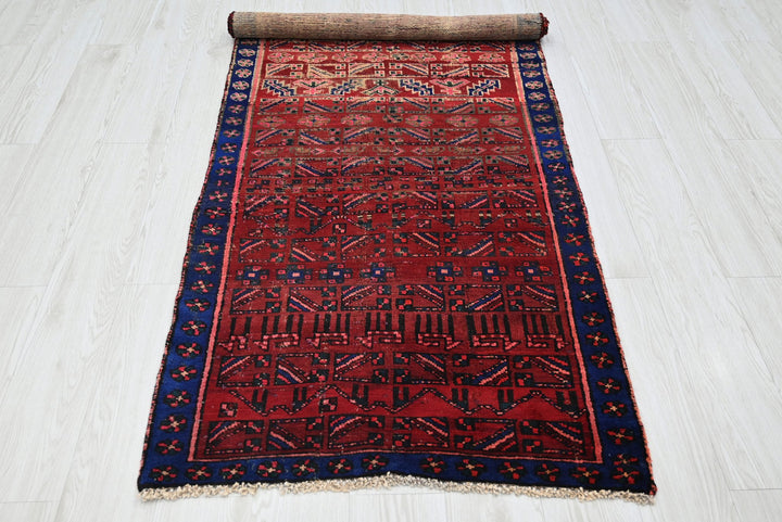 red Medium rug 2' 10" x 6' 8"